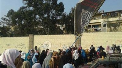 طالبات اخوان الازهر قطعن الطرق .. والامن يواجه الطلاب بالغاز المسيل