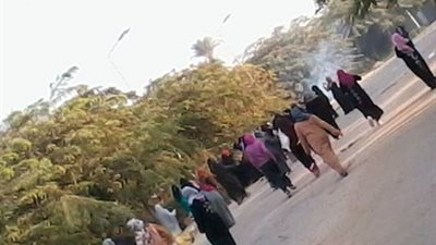 قوات الامن تمنع طالبات اخوان ازهر اسيوط من التظاهر خارج المدينة
