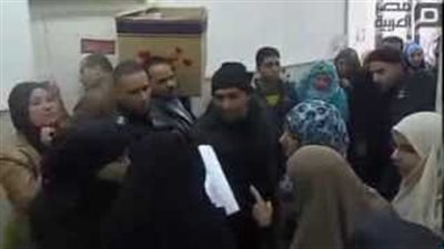 بالفيديو ..الشرطة تجمع اوراق امتحان بنات هندسة الازهر في كرتونة