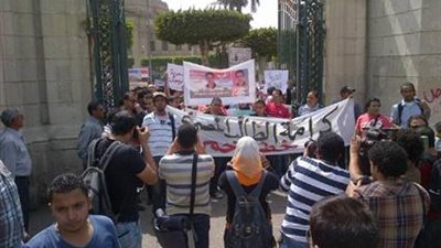 سلسلة بشرية لطلاب الهندسة امام الكلية لاحياء قضية رضا