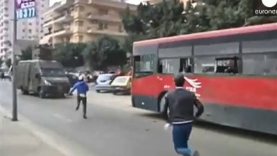 بالفيديو.. متظاهر يستولي على أتوبيس نقل عام ويطارد به مدرعات «الداخلية»