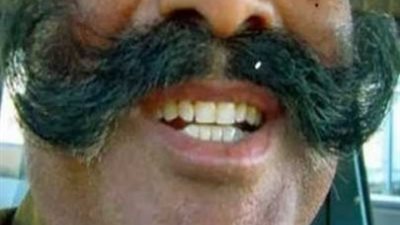 منع هندي من دخول الامارات  بسبب طول شاربه