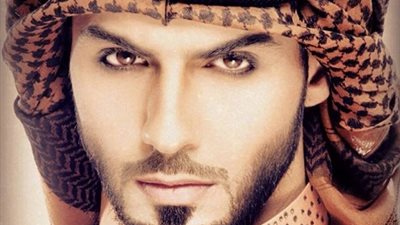 اماراتية تهدي شابا لاتعرفه سيارة مرسيدس لوسامته