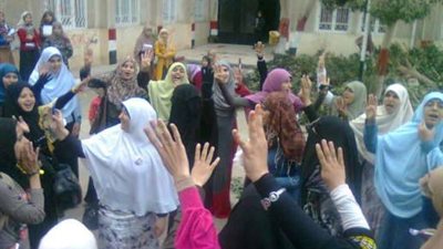 طالبات جامعة الازهر يتظاهرون ويطلقون الشماريخ