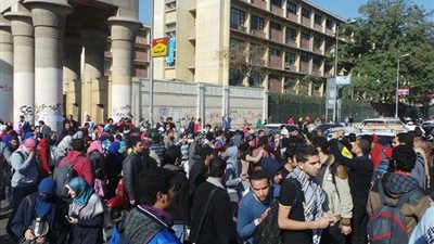 طلاب التحالف يشعلون النار في علم اسرائيل بعين شمس