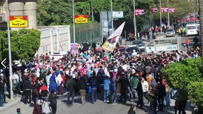 طلاب جماعة الإخوان يتجمهرون أمام مجمع قاعات الامتحانات