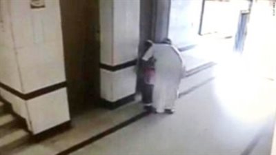 بالفيديو .. شاب سعودي يتحرش بطفلة
