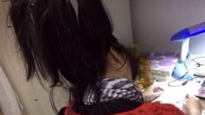 بالصورة ..  طالبة صينية تلجأ إلى طريقة غريبة في المذاكرة