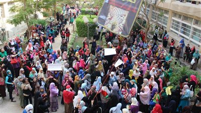 مسيرة لطالبات الاخوان بعين شمس لرفض الدستور