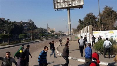 طلاب اخوان الازهر قطعوا شارع مصطفي النحاس ورشقوا الامن بالطوب