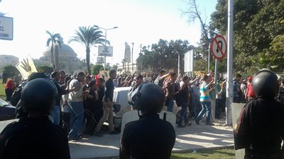 الشرطة تقتحم جامعة عين شمس ..وإصابة العشرات الطلاب في اشتباكات مع الإخوان