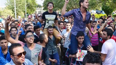 طلاب الاخوان بجامعة القاهرة  يدعون لمسيرة للنهضة ضد الاستفتاء