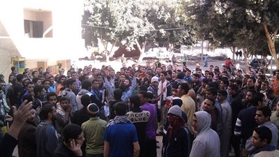 طلاب اخوان الازهر اغلقوا كلية العلوم بالجنازير ومنعوا الطلاب من دخول الامتحان
