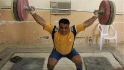بالفيديو.. أمريكي يصاب بالشلل في مسابقة لرفع الأثقال