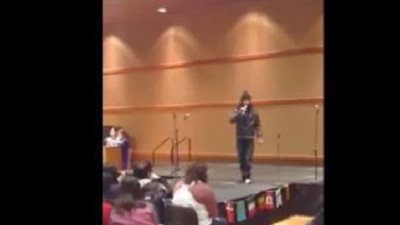 بالفيديو ..شاب سعودي يقطع حفلا جامعيا راقصا في كندا ليقيم الاذان