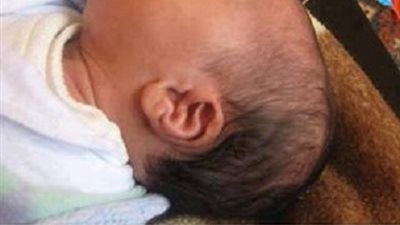 سبحان الله ..لفظ الجلالة في اذن طفل