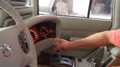 بالفيديو..سيارة لشيوخ الامارات ..قيادتها من  الخلف