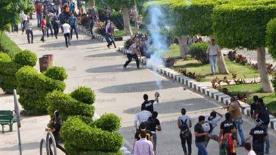 اشتباكات عنيفة بجامعة المنصورة بين طلاب الاخوان وقوات الشرطة