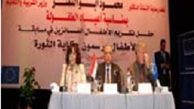 الأطفال يرسمون حكاية الثورة