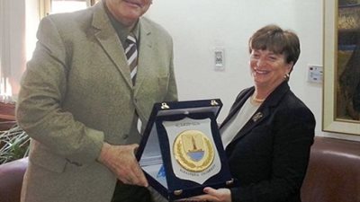 رئيس جامعة الإسكندرية يكرم القنصل الأمريكي ويطلب زيادة المنحة الدراسية
