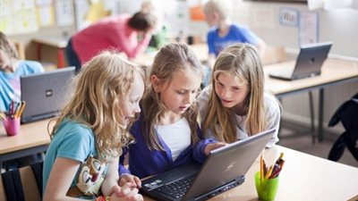 الآباء لا يدركون مخاطر استخدام الهواتف الذكية علي الأطفال