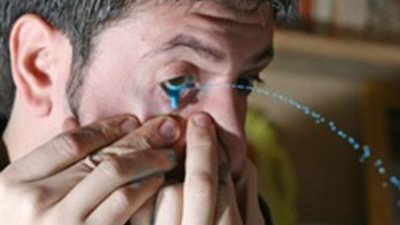 شاب سعودي يصطاد (عينه) بدلا من السمكة