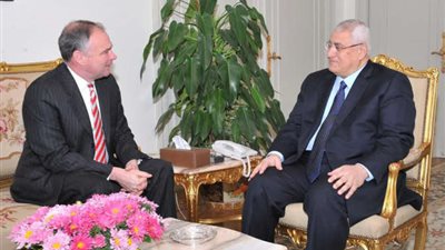 سيناتور أمريكي يؤكد للرئيس منصور تأييد مجلس الشيوخ للعلاقة الاستراتيجية مع مصر