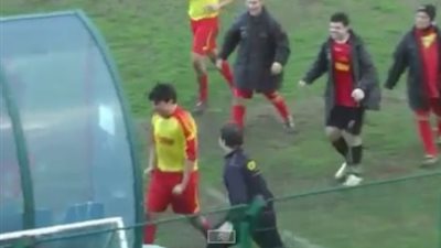 بالفيديو : طرد لاعب (نطح) زجاج دكة البدلاء احتفالا بتسجيل هدف