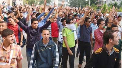 العشرات من أنصار 