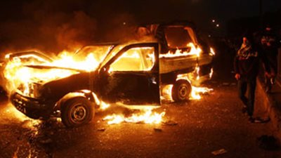 مسيرة لتنظيم الإخوان الإرهابي يحرق سيارة للشرطة بأسوان