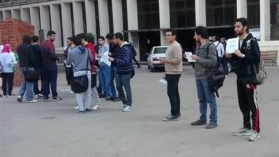 طلاب صيدلة القاهرة يبدوان الاضراب بتنظيم سلاسل بشرية 
