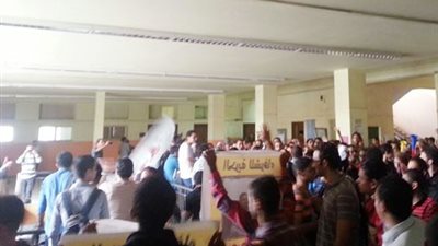 طلاب الإخوان يتظاهرون بجامعة حلوان للتنديد بعودة الحرس الجامعى 
