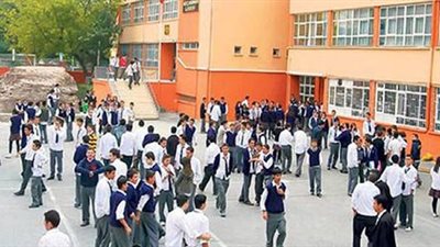 طلاب مدارس الاخوان باسيوط بدأوها بتظاهرات ضد الجيش