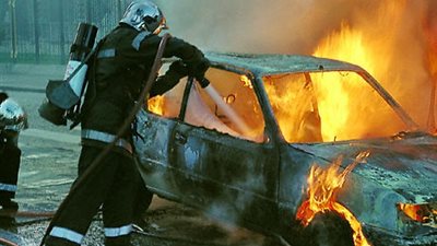 طلاب تربية رياضية الزقازيق يلغون احتفالية اليوم بعد حريق سيارة عميد الكلية
