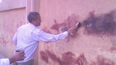 المستشار العسكري يرافق مديرالادارة التعليمية لإزالة عبارة مسيئة للجيش بمدرسة ببنها