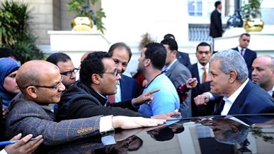 خريجو دورالمعلمين لرئيس الوزراء ..نعامل مثل خيل الحكومة