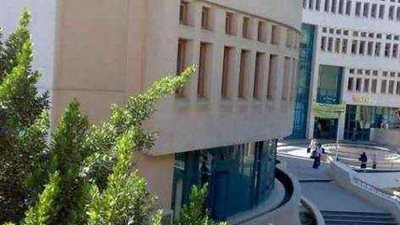 الأمن الإدارى بجامعة حلوان  يفحص هويات الطلاب لمنع دخول مجهولين