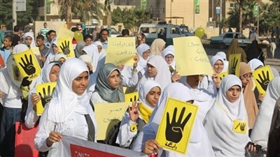 مشاجرات بين طالبات مدرسة الاندلس باسيوط ومعارضين لهم امام باب المدرسة
