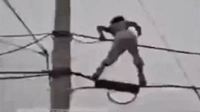بالفيديو ..شاب يرقص علي اسلاك الكهرباء ..شاهد ماذا حدث له بعد عودة التيار