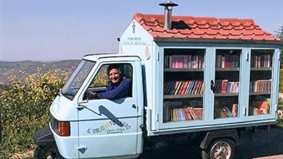 معلم  خصص سيارته كمكتبة متنقلة للقراءة المجانية