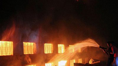 حريق هائل بمصنع ماك للسجاد والموكيت بالعاشر من رمضان