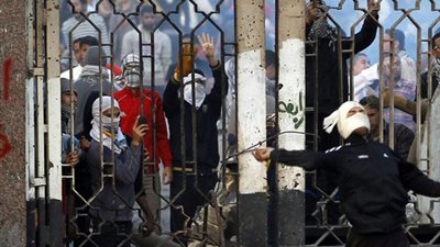 مشاجرة بين الأمن الإدارى وطلاب الإخوان بجامعة الأزهر أمام كلية التجارة