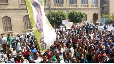 طلاب الاخوان يقتحمون عين شمس ويحتجزون عميد 