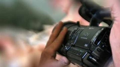 بالفيديو ..كارثه طالبات الاخوان يمزقن ملابس معيده بكليه الطب