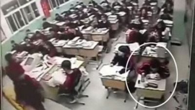 فيديو كارثي  ..طالب ثانوي ينتحر قبل  بدء الحصة الدراسية بقليل