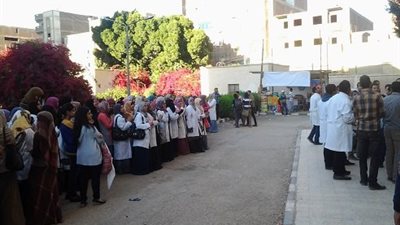 إصابة طالب أثناء اجراء تجربه بعلوم سوهاج .. والكلية لا تعترف !