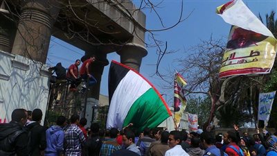 طلاب إخوان عين شمس يقتحمون ابواب الجامعة في مسيرة 