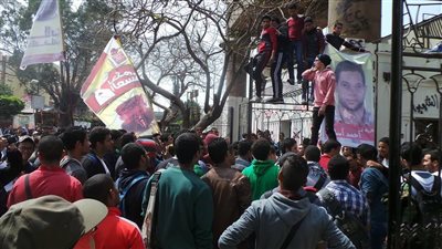 أمن جامعة عين شمس يكثف تواجدة امام البوابات ..والطلاب يقطعون شارع الخليفة المأمون