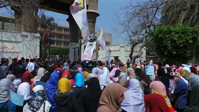 طالبات إخوان الازهر يقطعن طريق مصطفي النحاس