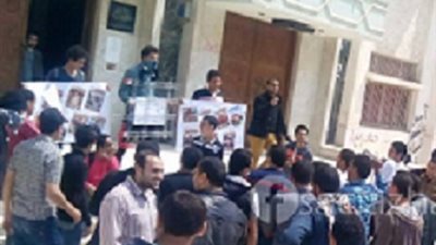 العشرات من طلاب هندسة الأزهر يتظاهرون أمام مكتب العميد